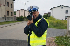 Na zdjęciu widzimy policjanta w czasie działań