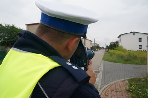 Na zdjęciu widzimy policjanta w czasie działań