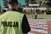 Na zdjęci uwidzimy policjanta przy przejściu dla pieszych