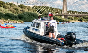 Na zdjęciu widzimy policjantów na łódce policyjnej