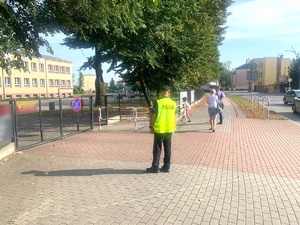 Na zdjęciu widzimy policjanta pod szkołą