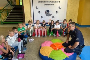 Na zdjęciu widzimy policjanta w czasie profilaktyki