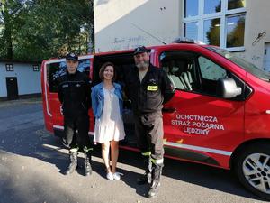 Na miejscu widzimy policjanta a zarazem strażaka ochotnika