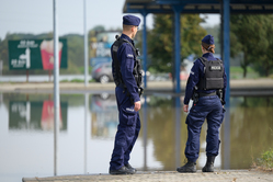 Na zdjęciu widzimy policjantów