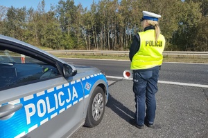 Na zdjęciu widzimy policjantkę