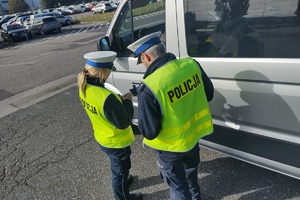 Na zdjęciu widzimy policjantów w czasie kontroli drogowej