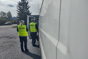 Na zdjęciu widzimy policjantów w czasie kontroli drogowej