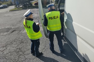 Na zdjęciu widzimy policjantów w czasie kontroli drogowej