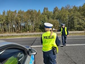 Na zdjęciu widzimy policjantów