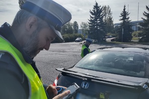 Na zdjęciu widzimy policjantów w czasie kontroli drogowej