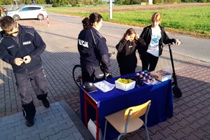 Na zdjęciu widzimy policjantów w czasie pogadanki