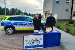 Na zdjęciu widzimy policjantów oraz radiowóz