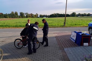 Na zdjęciu widzimy policjantów w czasie pogadanki