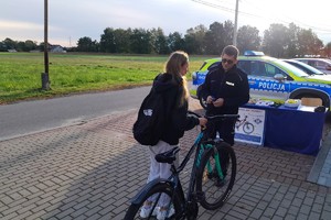 Na zdjęciu widzimy policjanta w czasie pogadanki