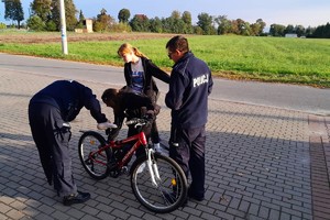 Na zdjęciu widzimy policjantów w czasie pogadanki