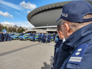 Na zdjęciu widzimy radiowozy