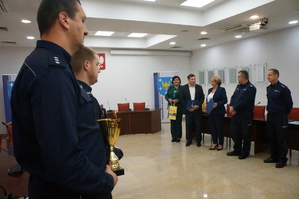 Na zdjęciu widzimy policjantów