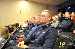 Na zdjęciu widzimy policjantów w czasie konferencji