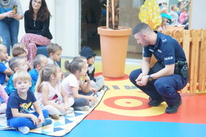 Na zdjęciu widzimy policjanta w czasie profilaktyki