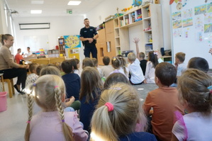 Na zdjęciu widzimy policjanta w czasie profilaktyki