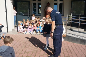 Na zdjęciu widzimy policjanta w czasie profilaktyki