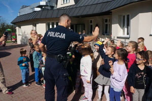 Na zdjęciu widzimy policjanta w czasie profilaktyki