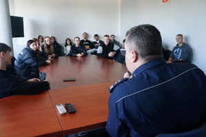 Na zdjęciu widzimy uczniów oraz policjanta