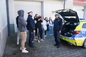 Na zdjęciu widzimy uczniów oraz policjantów