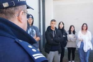 Na zdjęciu widzimy uczniów oraz policjanta