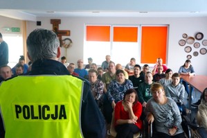 Na zdjęciu widzimy policjanta w czasie profilaktyki