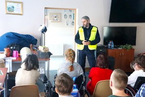 Na zdjęciu widzimy policjanta w czasie profilaktyki