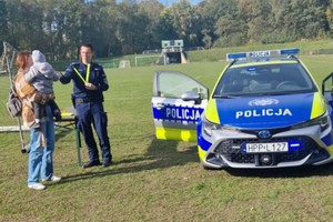 Na zdjęciu widzimy policjanta oraz uczestników rajdu