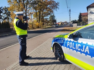 Na zdjęciu widzimy policjanta