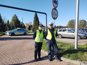 Na zdjęciu widzimy policjanta oraz strażniczkę miejską