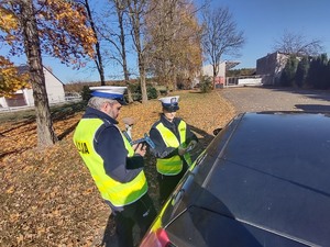 Na zdjęciu widzimy policjantów