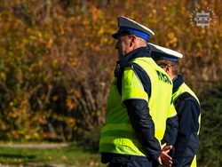 Na zdjęciu widzimy policjantów