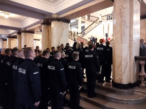 Na zdjęciu widzimy policjantów