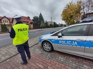 Na zdjęciu widzimy policjanta