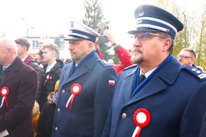 Na zdjęciu widzimy policjantów