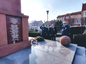 Na zdjęciu widzimy policjantów