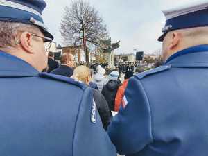 Na zdjęciu widzimy policjantów