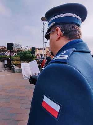 Na zdjęciu widzimy policjanta