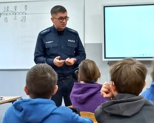 Na zdjęciu widzimy policjanta w czasie profilaktyki