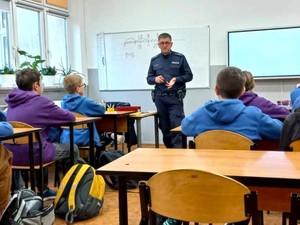 Na zdjęciu widzimy policjanta w czasie profilaktyki