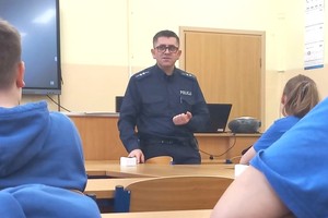 Na zdjęciu widzimy policjanta w czasie profilaktyki