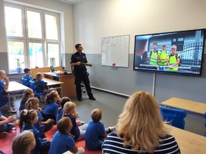 Na zdjęciu widzimy policjanta w czasie pogadanki z uczniami