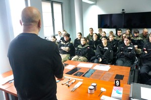 Na zdjęciu widzimy policjanta w czasie profilaktyki