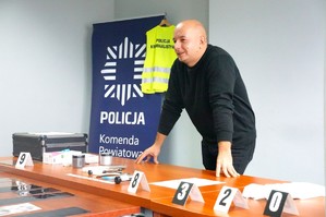 Na zdjęciu widzimy policjanta w czasie profilaktyki