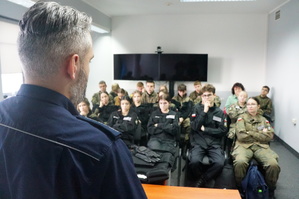 Na zdjęciu widzimy policjanta w czasie profilaktyki