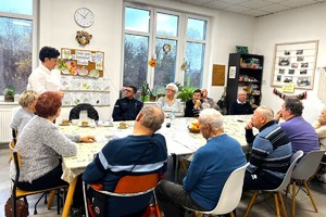 Na zdjęciu widzimy policjanta w czasie pogadanki